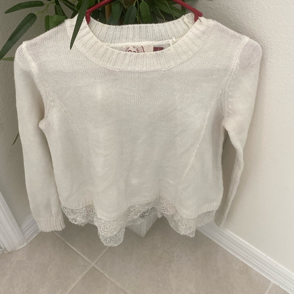 Beautiful sweater size small color vanilla